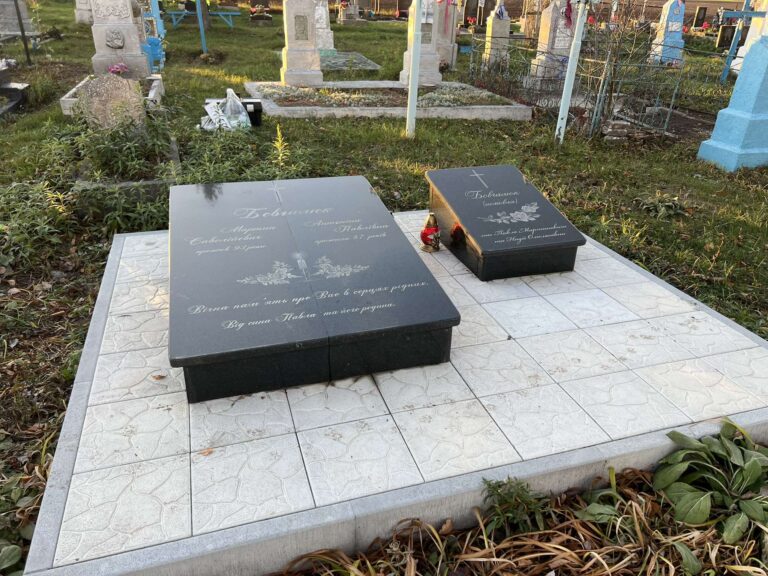 Чорний гранітний пам'ятник зі свічкою — Луцьк
