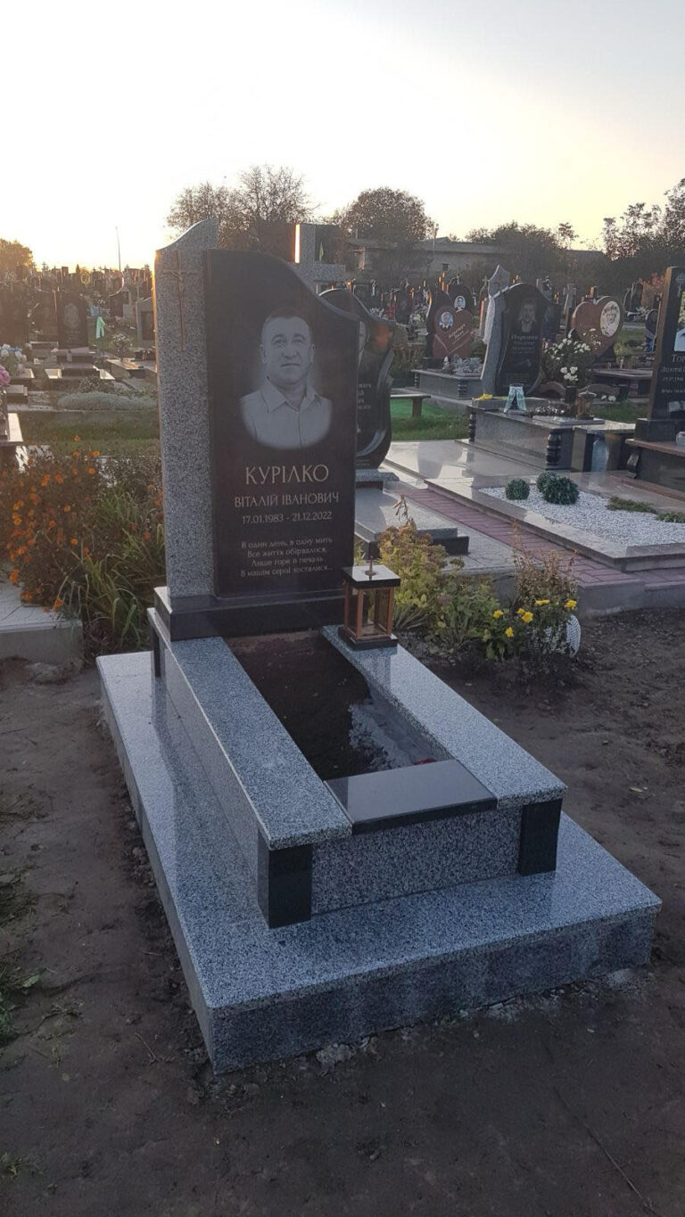 Подвійний пам'ятник із позолоченими написами — Луцьк