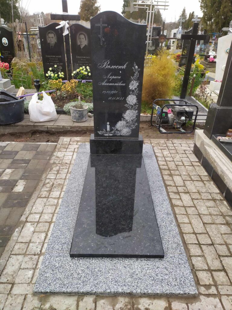 Подвійний лабрадоритовий пам'ятник — Луцьк