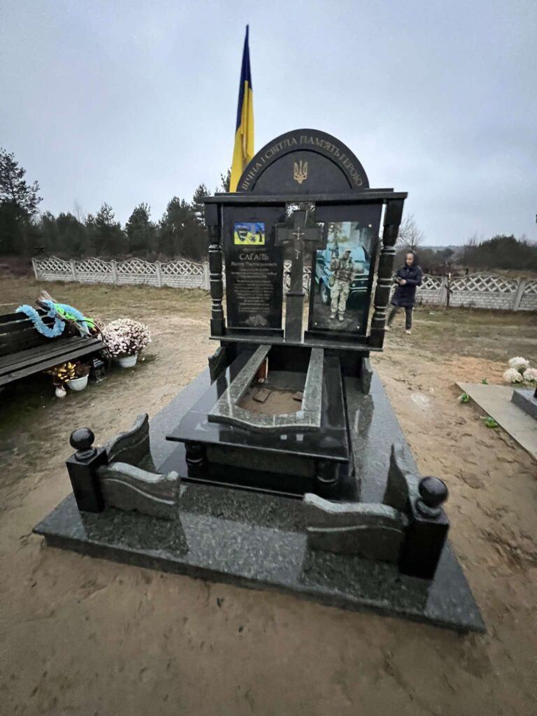Подвійний пам'ятник подружжя — Нововолинськ Луцьк