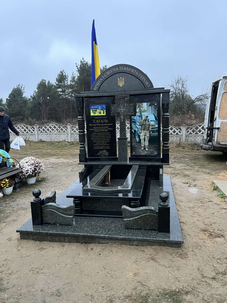 Подвійний пам'ятник із двома ангелами — Луцьк