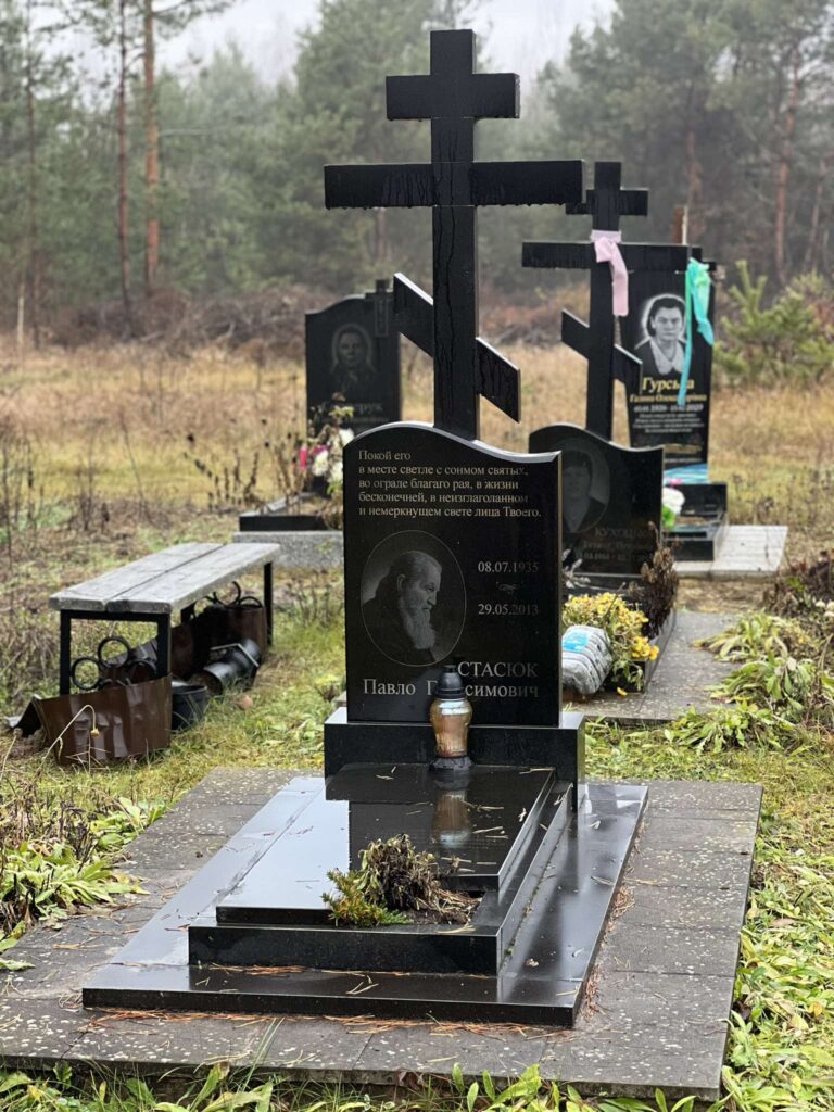 Подвійний надгробок з ліліями — Луцьк Волинь