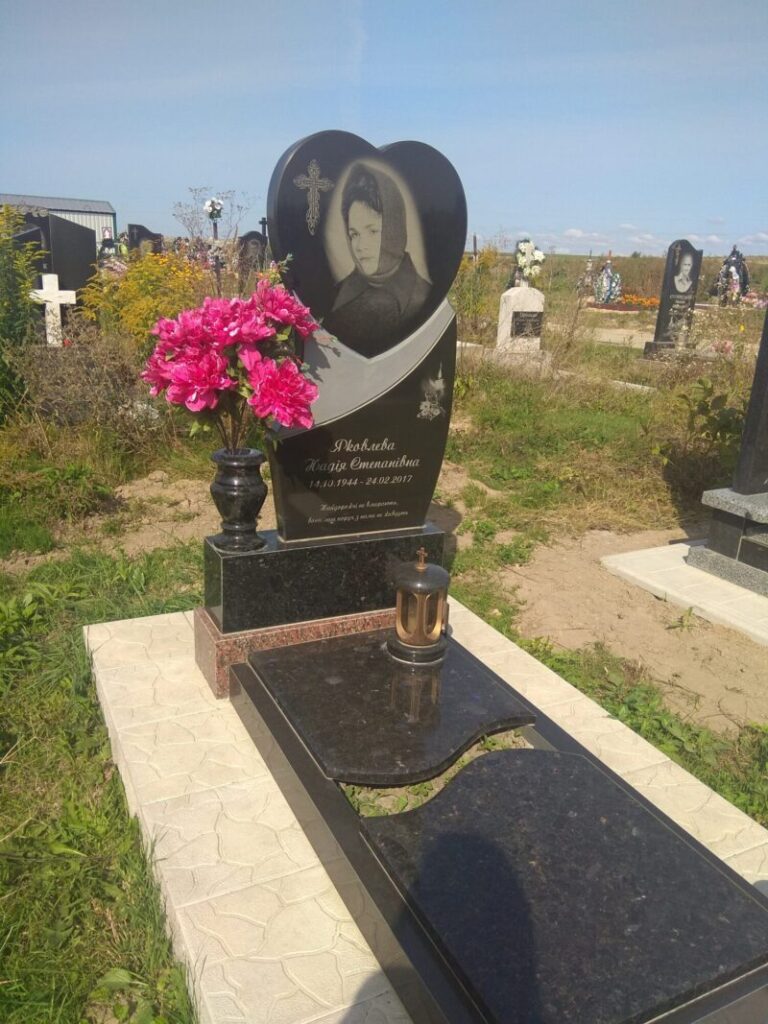 Потрійний пам'ятник — Рожище Луцьк