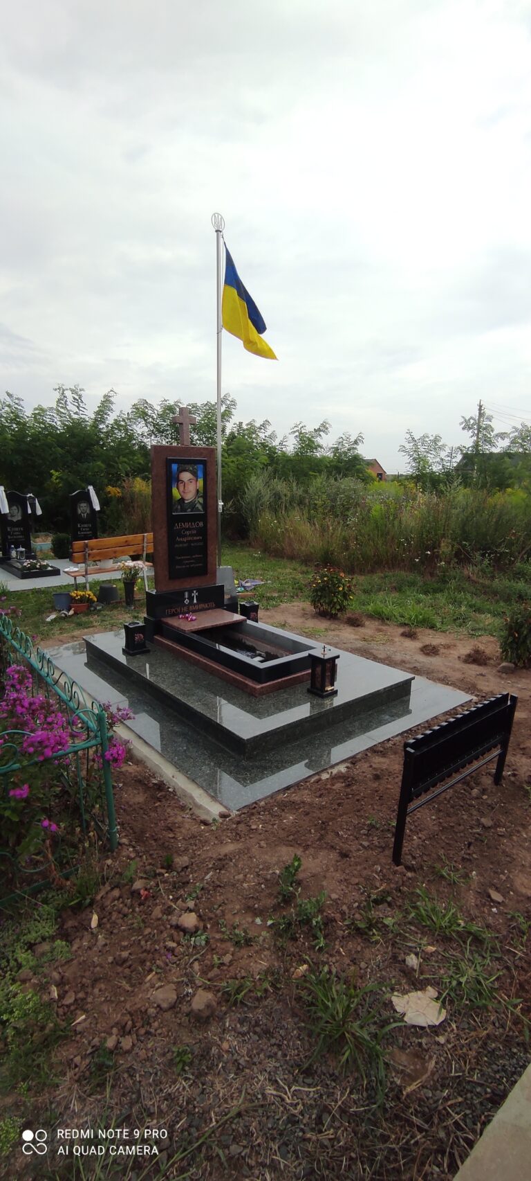 Пам'ятники Луцьк — одинарний з постаментом і лавочкою