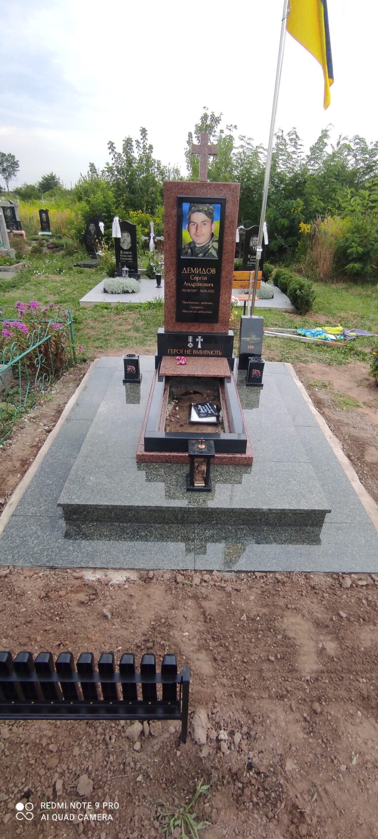 Пам'ятники Луцьк — одинарний чорний і коричневий граніт