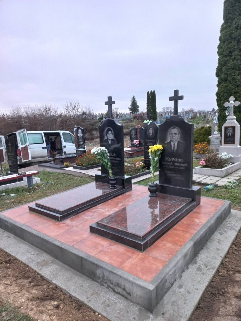 Потрійний пам'ятник із різьбою — Луцьк Волинь