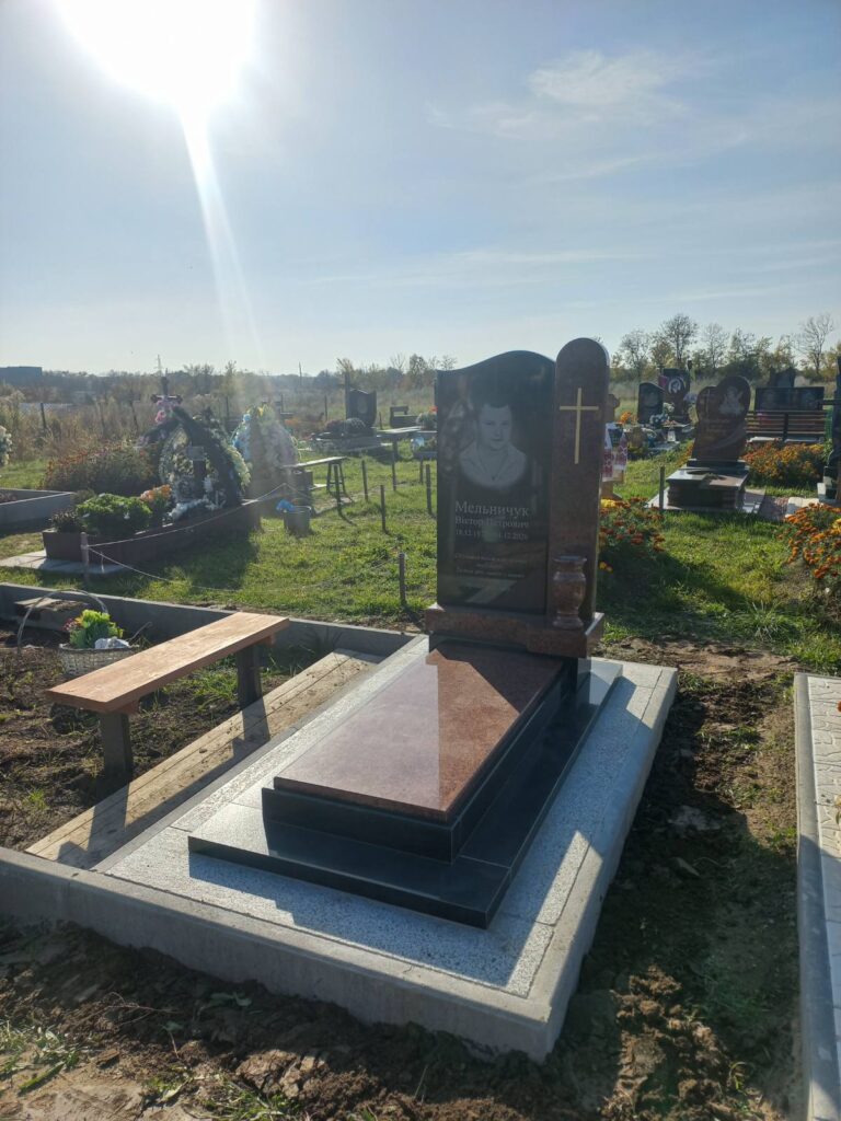 Потрійний пам'ятник із лабрадориту — Луцьк