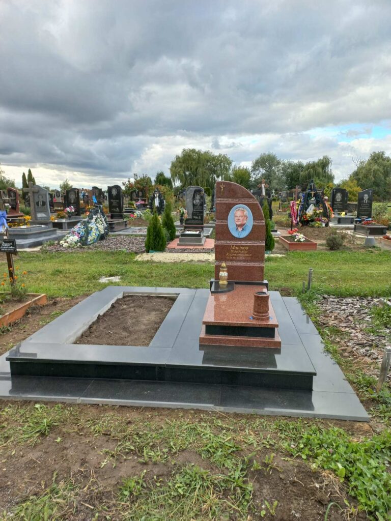 Потрійний пам'ятник з різьбою хреста — Луцьк Волинь