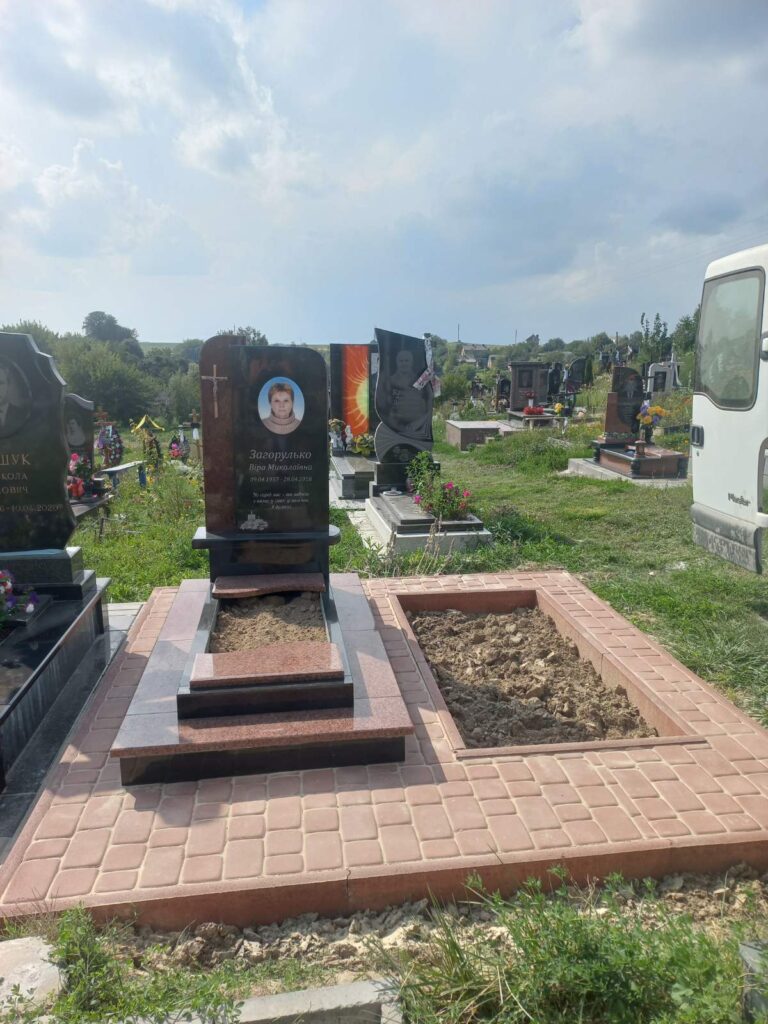 Потрійний гранітний пам'ятник — Луцьк Волинь