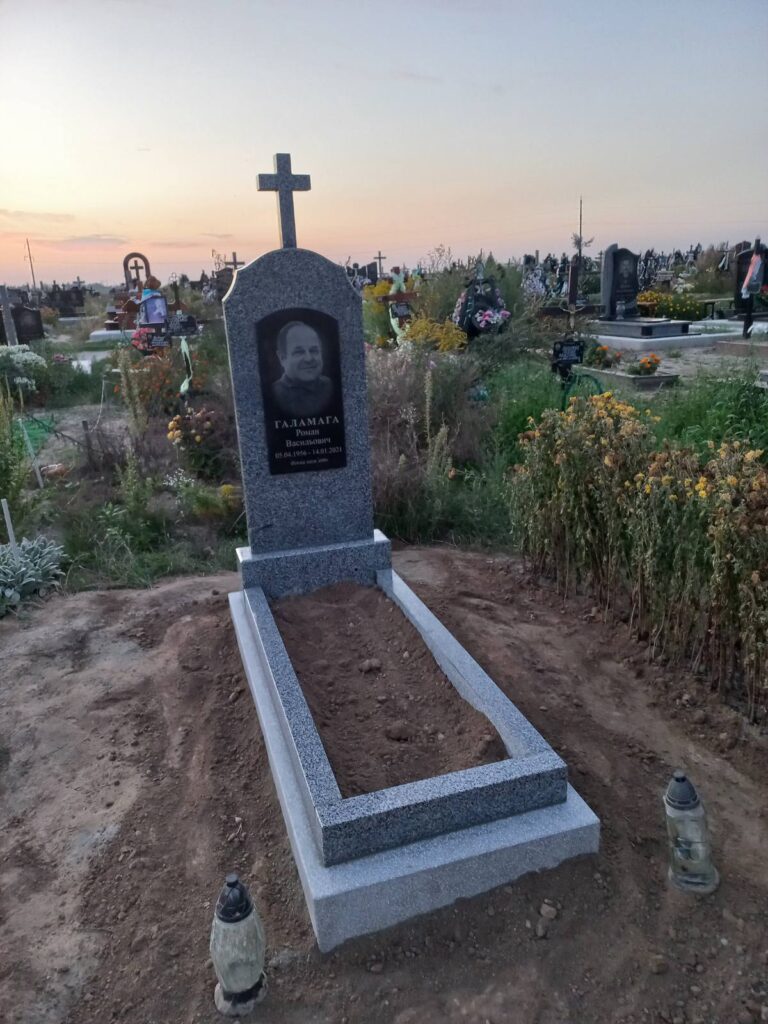 Потрійний пам'ятник родини — Луцьк