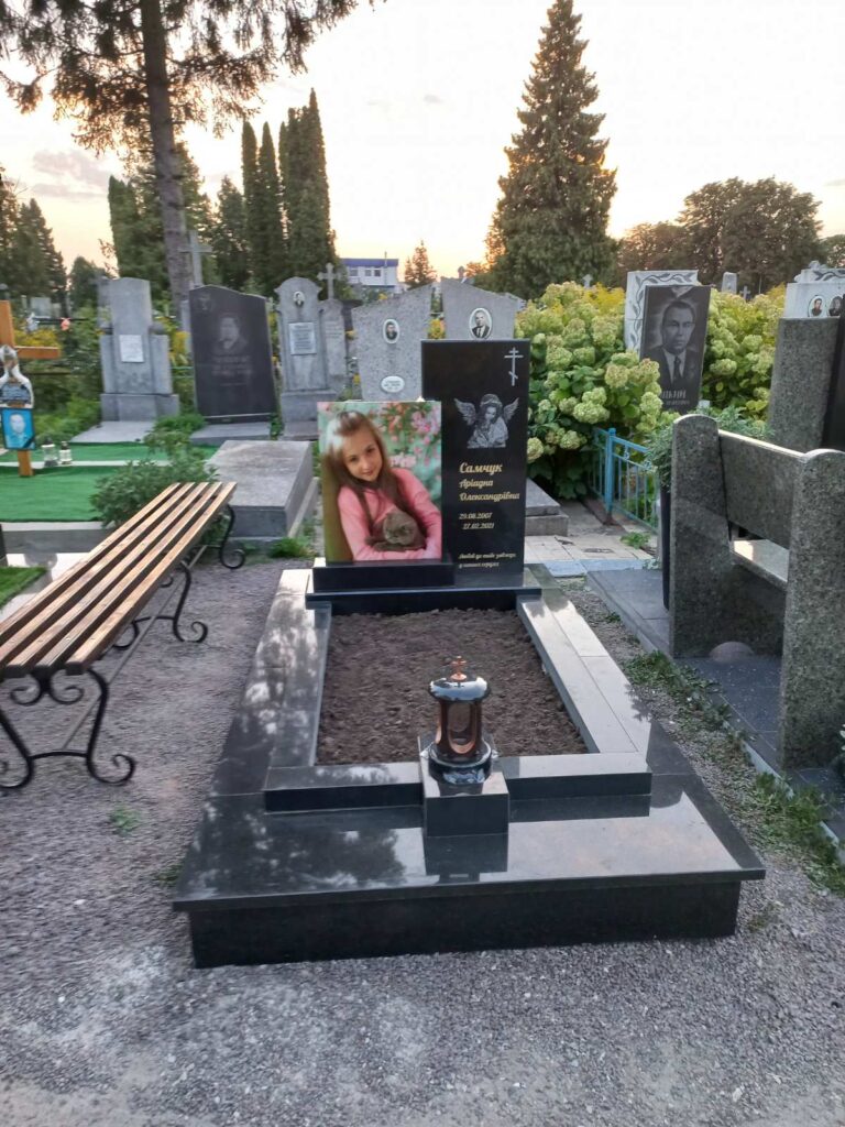 Потрійний пам'ятник з лабрадориту — Луцьк