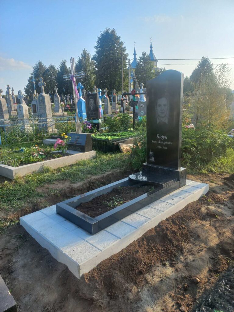 Потрійний надгробок три стели — Луцьк Волинь