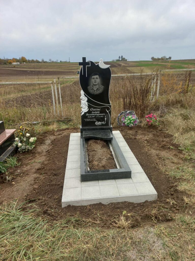 Авторський пам'ятник з ліхтарем — Луцьк