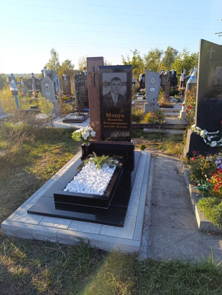 Гранітна лампадка для надгробку — Луцьк