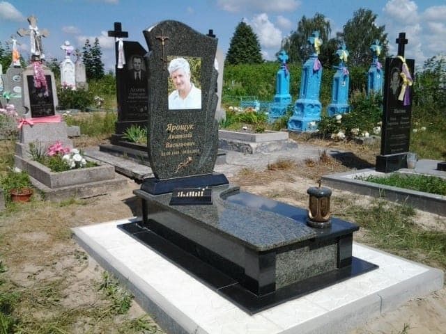 Пам'ятник з портретом на кладовищі — Луцьк
