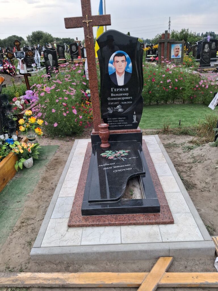 Одинарний пам'ятник з квітковим орнаментом — Луцьк