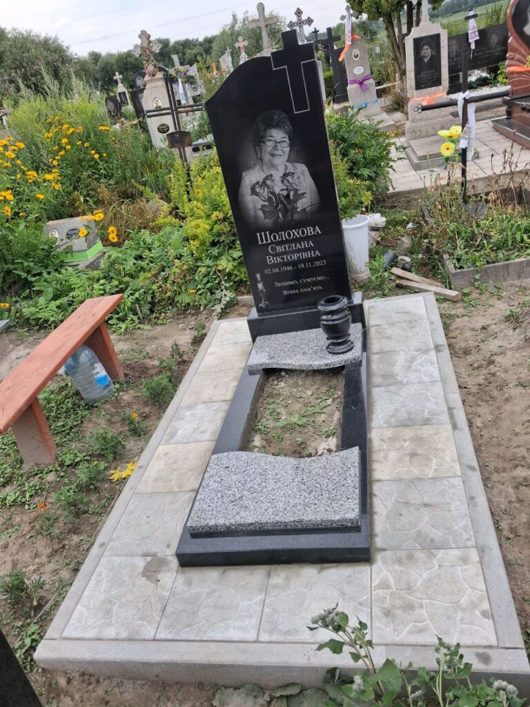 Пам'ятник з чорного граніту з розп'яттям — Луцьк