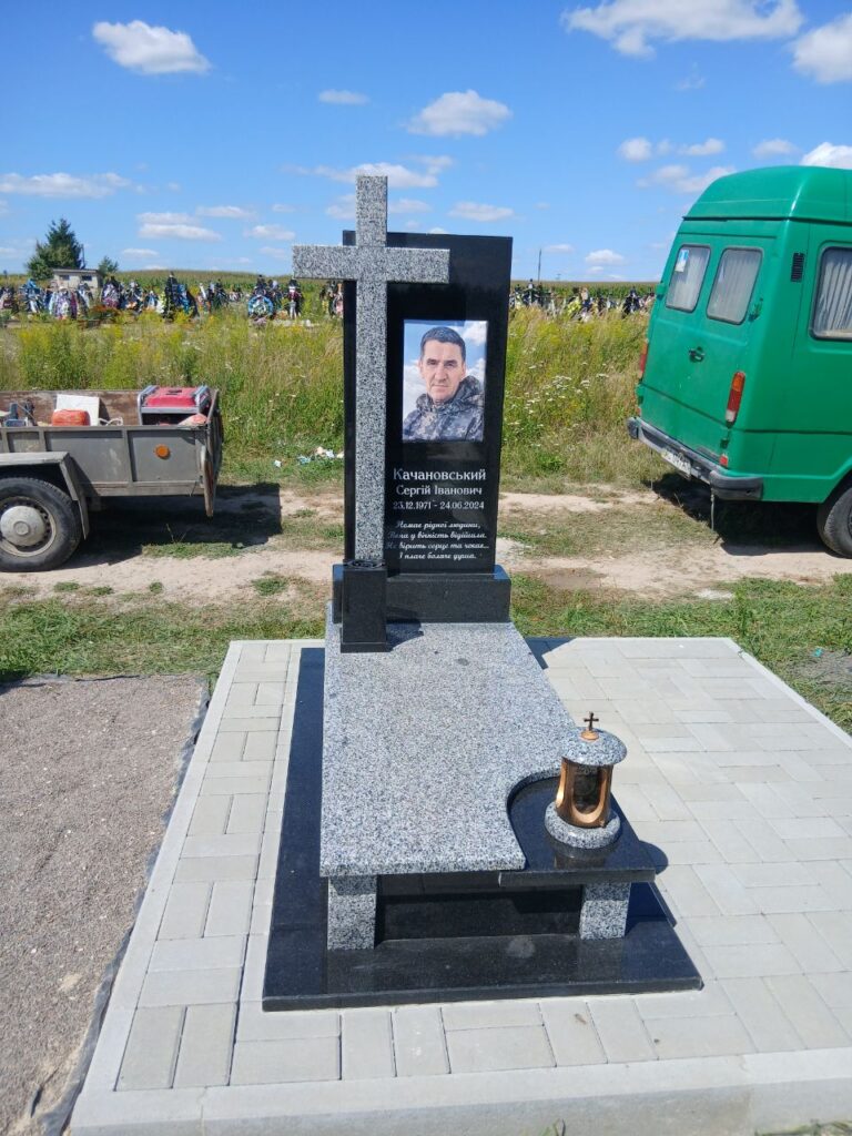 Одинарний пам'ятник з каменю — замовити Луцьк
