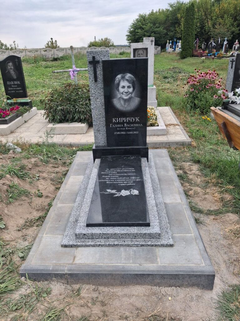 Надгробний пам'ятник з каменю — Ківерці Луцьк