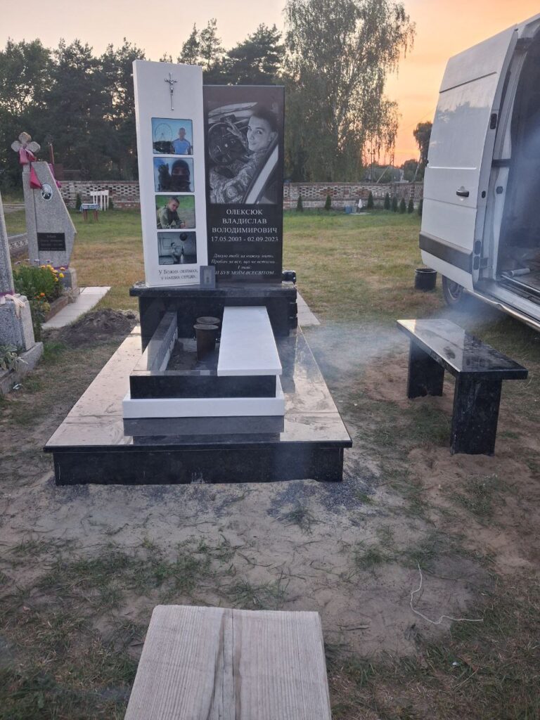 Пам'ятник з каменю з позолоченим написом — Луцьк Волинь
