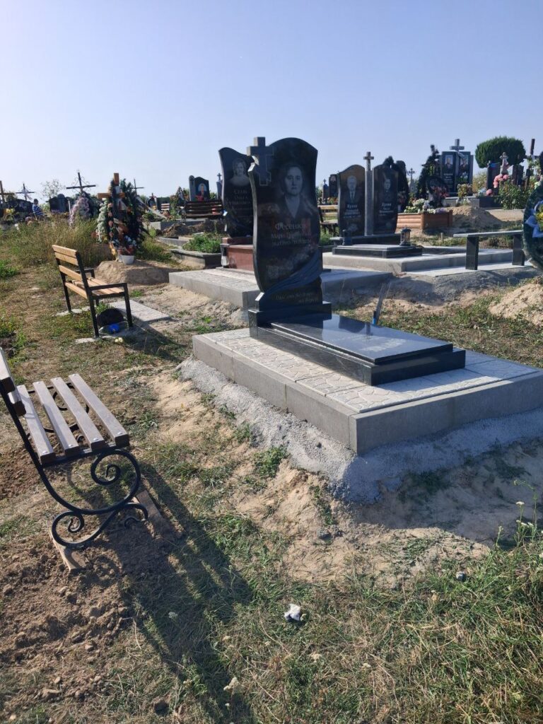 Гранітний пам'ятник з трояндою і портретом — Луцьк