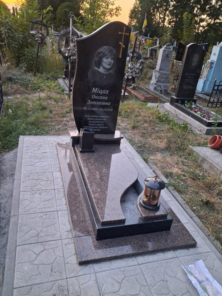 Пам'ятник з каменю — Горохів Луцьк Волинь