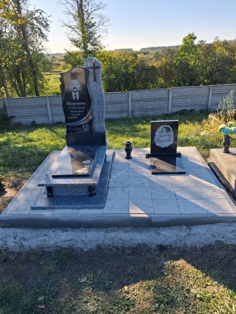 Гранітний надгробок з ангелами — Луцьк