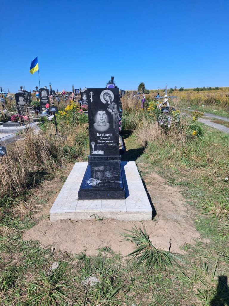 Пам'ятник з чорного габро на постаменті — Луцьк