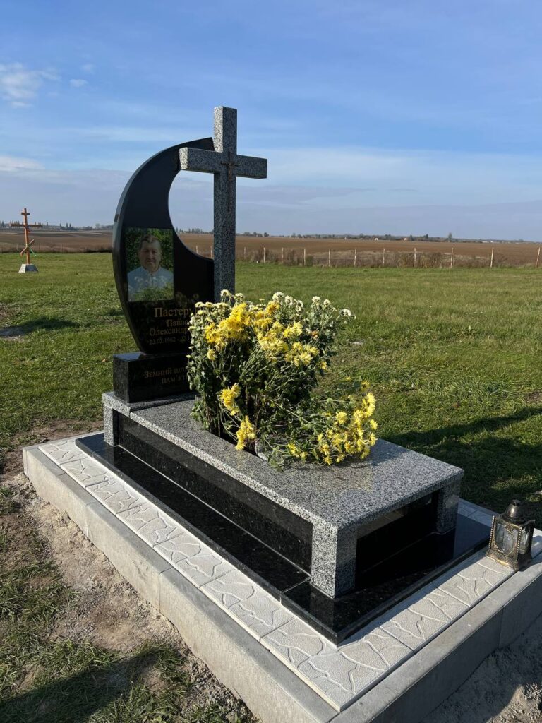 Пам'ятник з каменю з хрестом — Торчин Луцьк