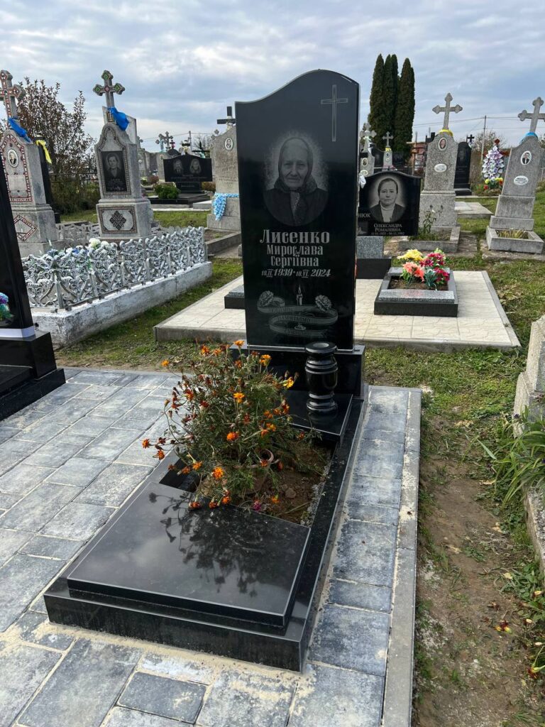 Чорний гранітний пам'ятник зі стелою — Луцьк