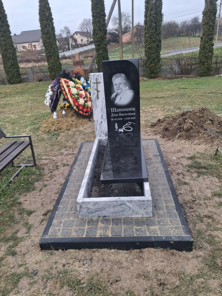 Пам'ятник з габро з гравюрою портрета — Луцьк Волинь