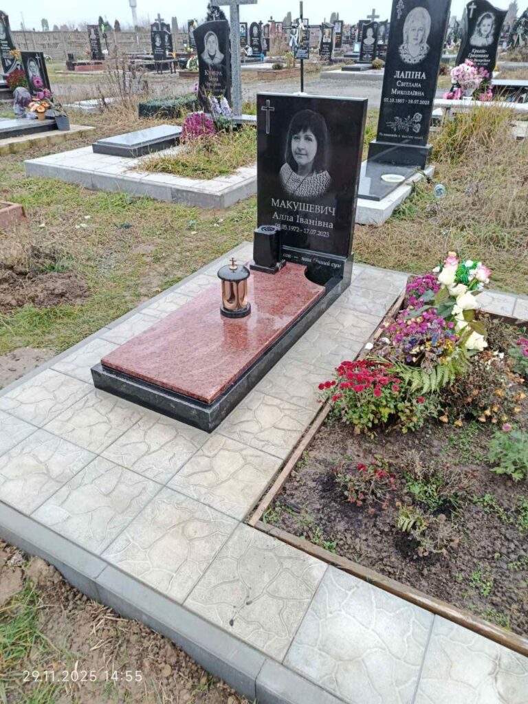 Гранітний пам'ятник з ангелом — замовити Луцьк