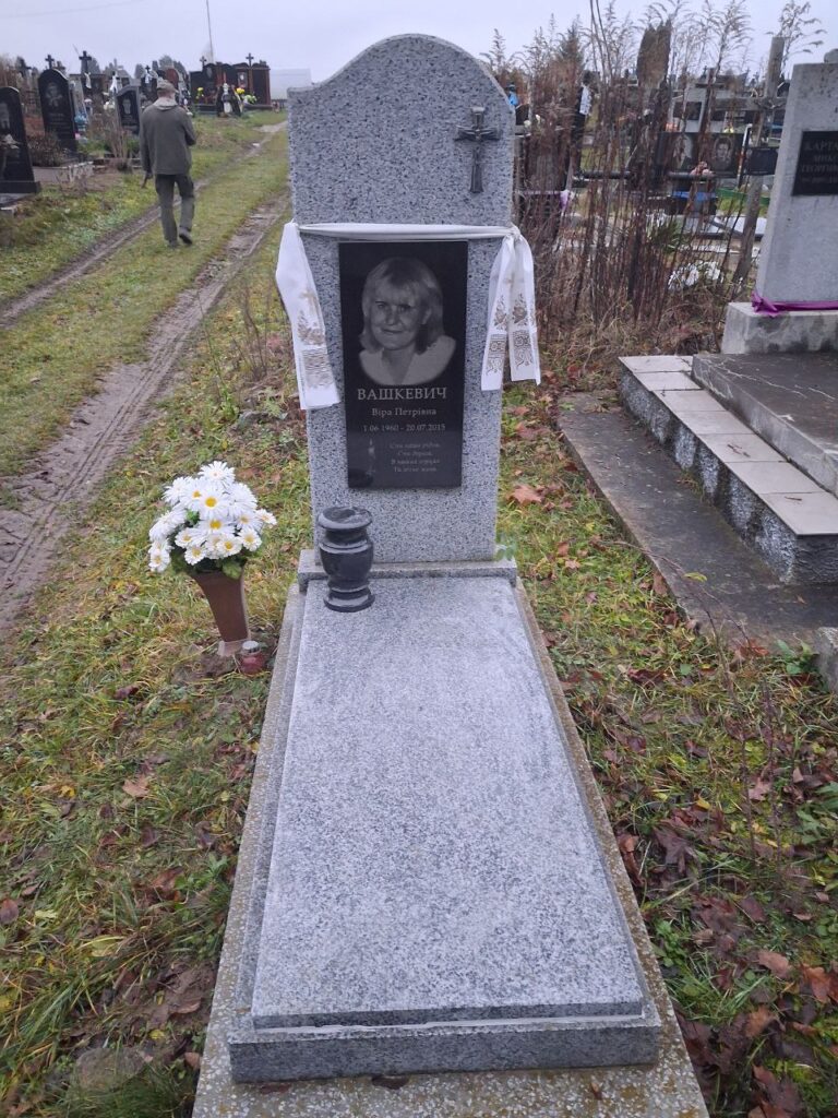 Одинарний пам'ятник з хрестом і різьбою — Луцьк