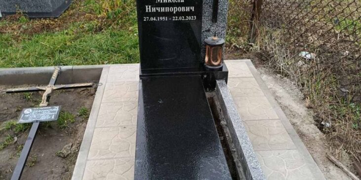 Пам'ятник з чорного каменю на кладовищі — Луцьк Волинь