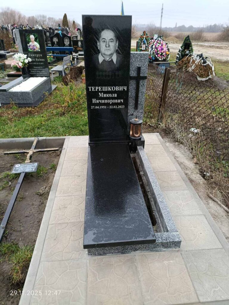 Пам'ятник з чорного каменю на кладовищі — Луцьк Волинь