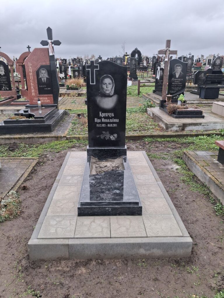 Гранітний пам'ятник з портретом — виготовлення Луцьк
