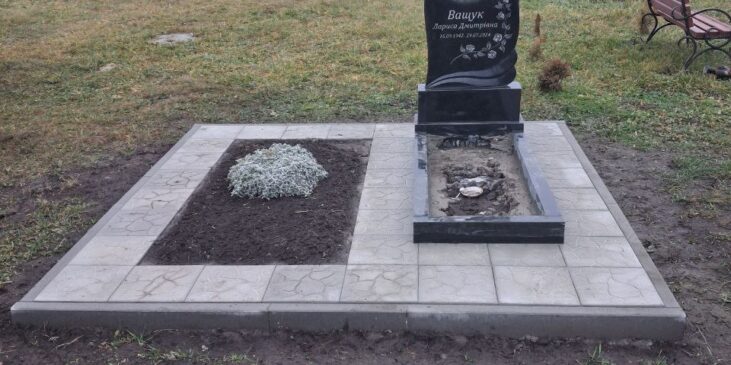 Одинарний пам'ятник з габро-діабазу з різьбою — майстерня Луцьк
