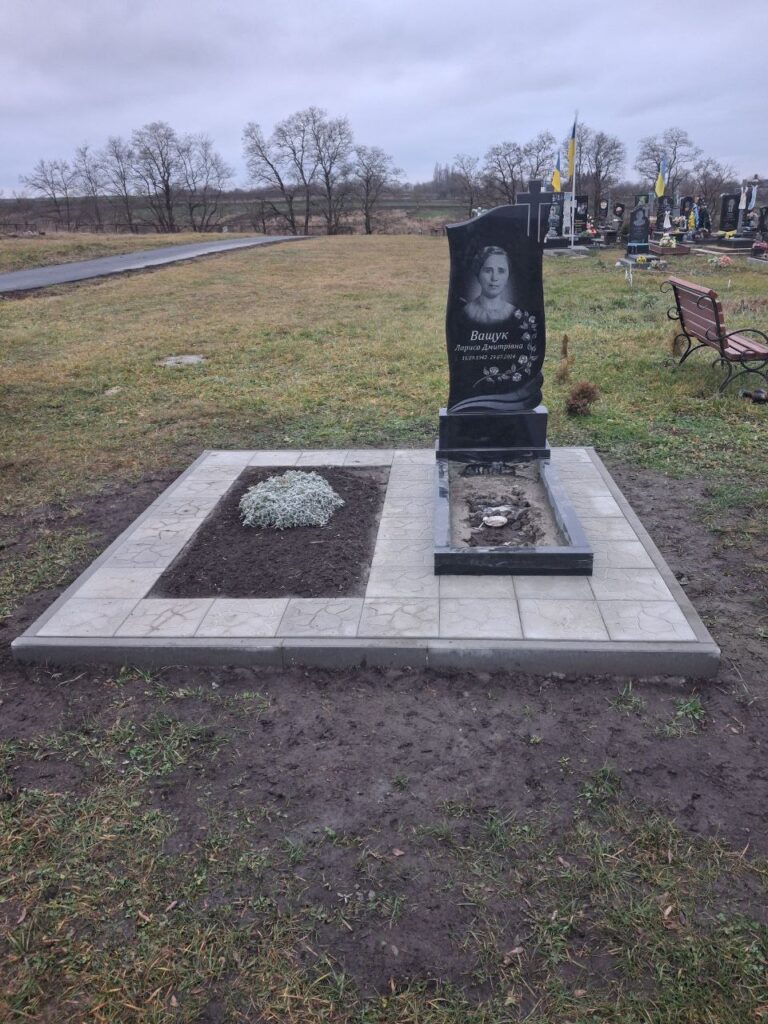 Одинарний пам'ятник з габро-діабазу з різьбою — майстерня Луцьк