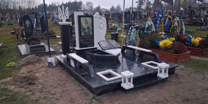 Авторський пам'ятник військовому Луцьк прапори