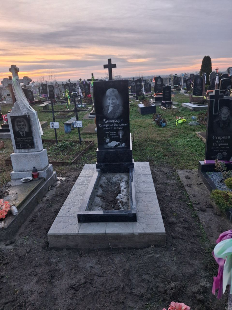 Одинарний пам'ятник з чорного габро з портретом — Луцьк