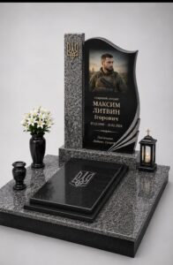 складові ціни пам'ятника — камінь, гравюра, монтаж